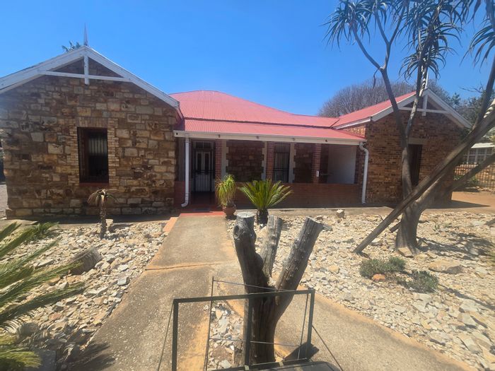 For Sale: Office in Cullinan Central with versatile spaces, air conditioning, and rental income.