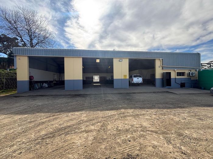 300sqm industrial workshop with mezzanine in Merrivale, To Rent for R17000/month.