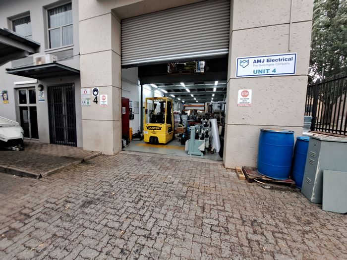 Industrial space to rent in Corporate Park with offices, parking, and delivery access.