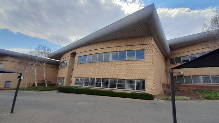 Industrial space to rent in Randjespark: 834m warehouse, 500m office, secure location.