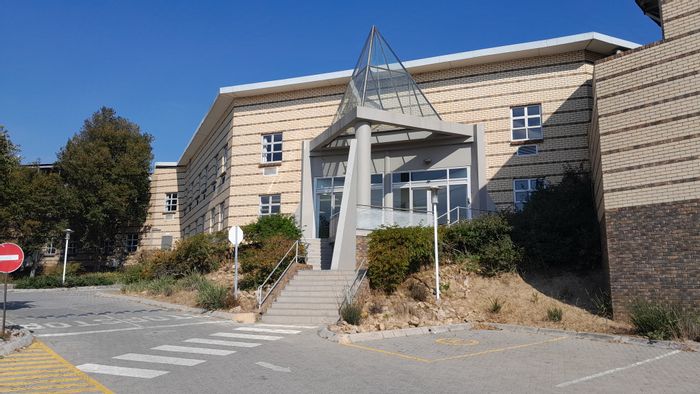 Carlswald Office To Rent: 1,182m² with 17 offices, air conditioning, secure park.