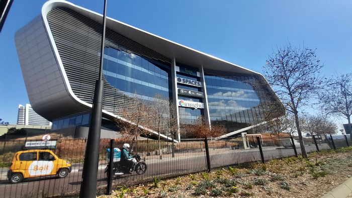 To Rent: 432m² Office in Waterfall with central air, parking, and great views.