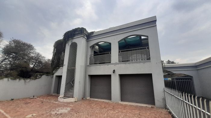 Office to Rent in Villieria: 100m², 4 offices, balcony, parking included.