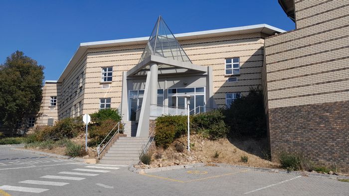 Carlswald Office To Rent: 844m² with reception, auditorium, and secure access.