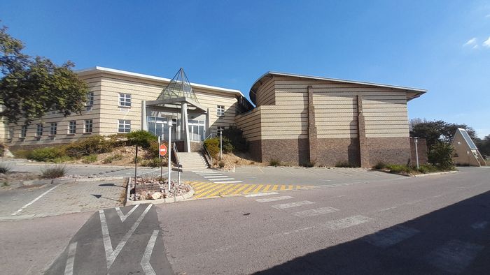 Ground floor office in Carlswald with private reception and multiple offices to rent.
