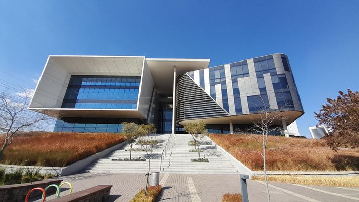 Ground floor office in Waterfall to rent, customizable space with parking available.