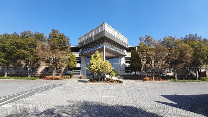 Carlswald Office To Rent: 477m², multiple offices, secure business park access.