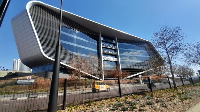 Prime 448m² office in Waterfall, flexible layout, central air, parking available.