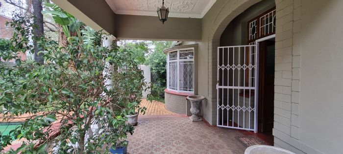Clydesdale Office For Sale: 6 rooms, ample parking, high ceilings, great visibility.