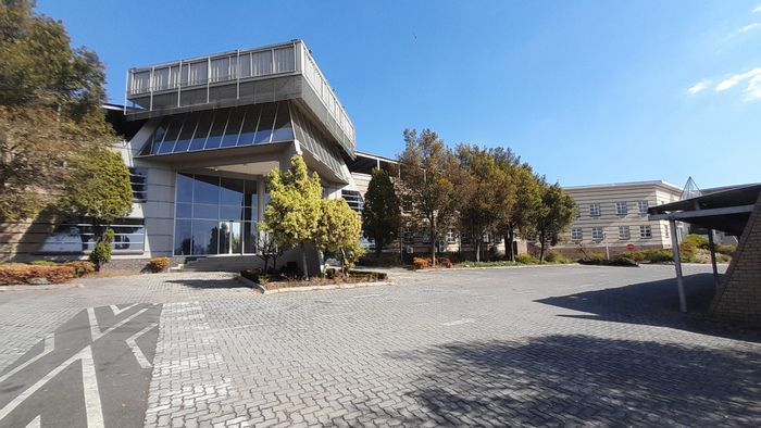 To Rent: Office in Carlswald with 7 offices, communal amenities, and security.