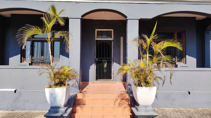 Essenwood Office To Rent: 5 offices, boardroom, parking, near amenities and freeways.