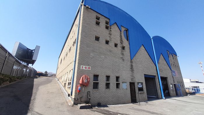 Kyalami Office To Rent: 252m² with roller shutter, reception, and parking options.
