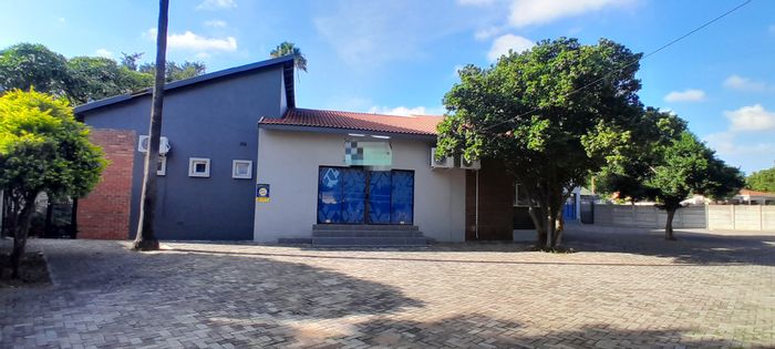 Versatile Commercial Property in Bo Dorp For Sale: Tenanted, ample parking, expansion potential.