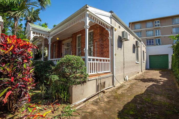 Office To Rent in Windermere: Boardroom, multiple offices, parking, and storage available.