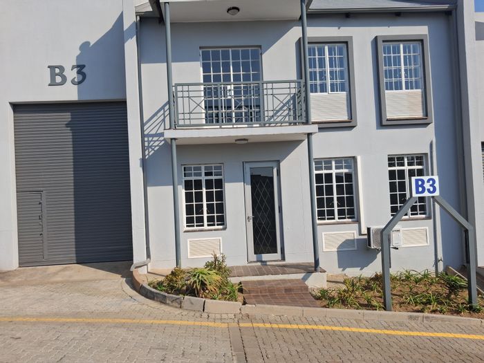 Industrial Warehouse To Rent in Halfway House: 319m2, secure access, ample parking.