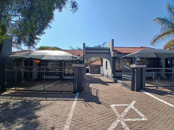 Commercial property in Bo Dorp To Rent, ideal for medical practices with ample parking.
