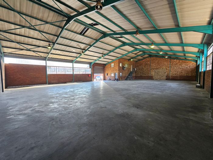 Industrial Warehouse To Rent in Hennopspark Industrial: 661 sqm, secure park, ample parking.
