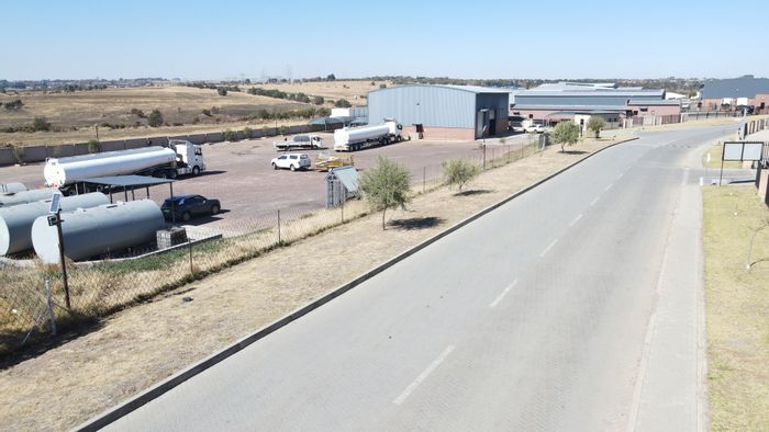 Industrial workshop unit in Knopjeslaagte, To Rent; 24/7 security, ample parking.