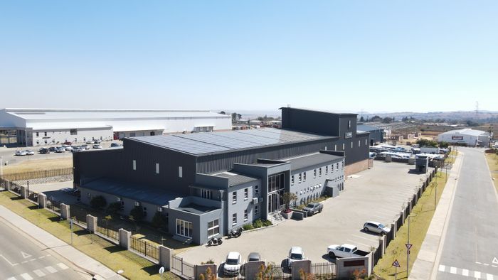 Industrial Warehouse To Rent in Knoppieslaagte with 800 AMPS power and security.