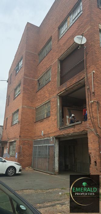 For Sale: Industrial property in Jacobs, 4 stories, 700m² each, with goods lift.