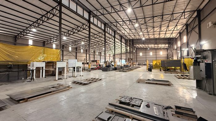 Industrial space to rent in Knopjeslaagte with excellent access and security features.