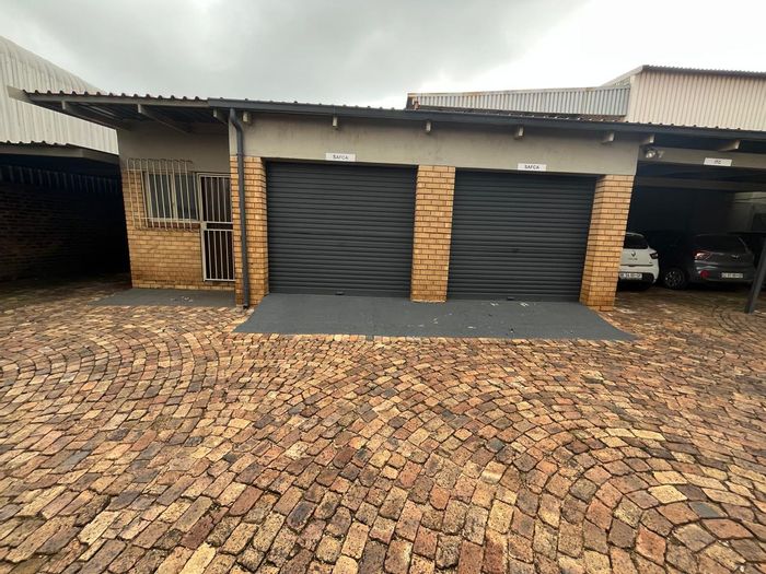 Isando Commercial Office To Rent: 21sqm, near O.R. Tambo Airport, ideal for businesses.