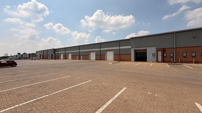 Industrial Warehouse in Olifantsfontein To Rent: Secure access, ample parking, strategic location.