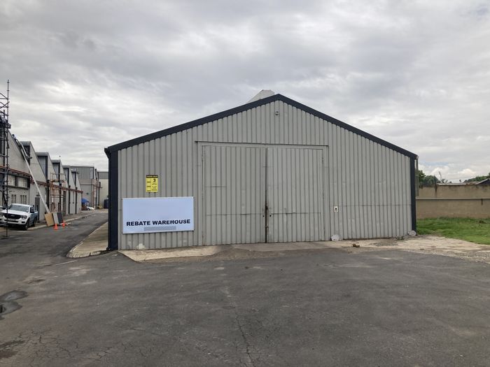 Industrial space to rent in Benoni Industrial: 1025 m², 24/7 security, 3-phase power.