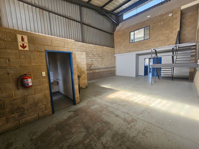 Hennopspark Industrial: 138sqm mini factory with 3-phase power, roller shutter door. To Rent.