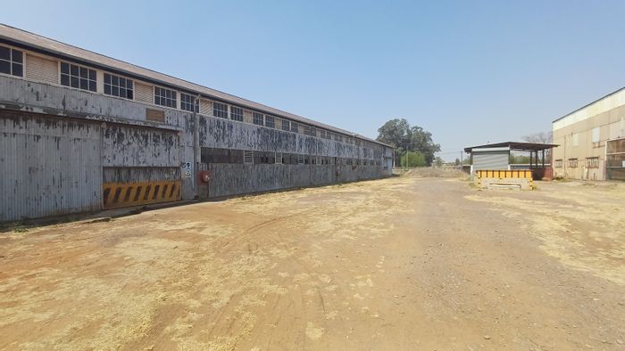 Industrial Space To Rent in Duncanville: 455 m², secure access, three-phase power.