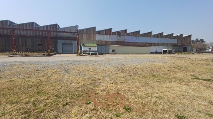 Industrial Space To Rent in Duncanville: 4100m², high ceilings, gantry cranes, secure parking.