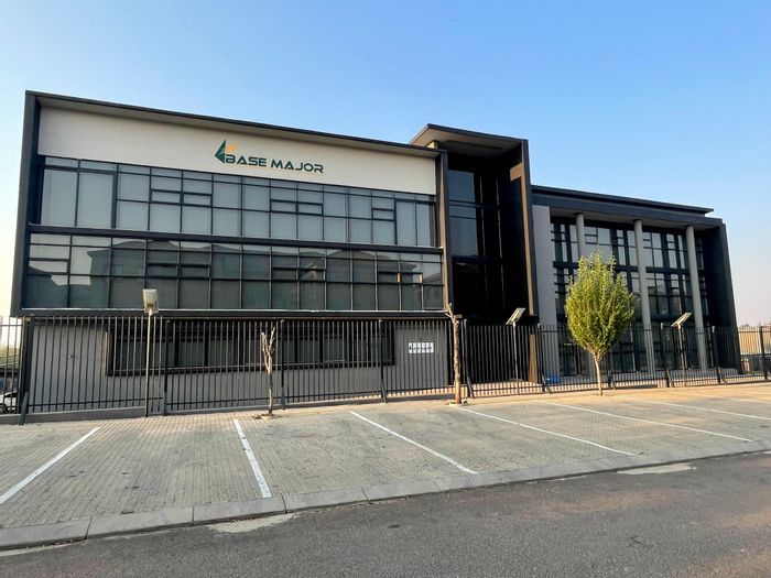 To Rent: 181 sqm Office in Midridge Park with 24/7 security and parking.