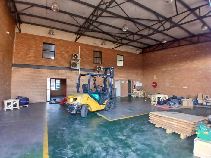 Industrial Warehouse with Office Space and Roller Shutter Door in Waterval East To Rent