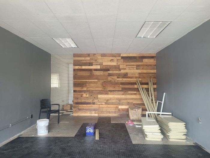 Retail Space To Rent in Pierre Van Ryneveld, 50m² with plumbing access.