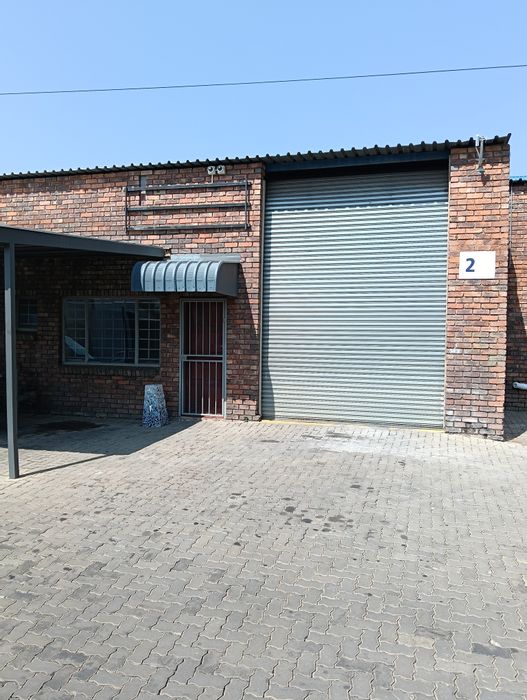 Industrial warehouse in Silverton to rent: 173m2, 60A power, office space.