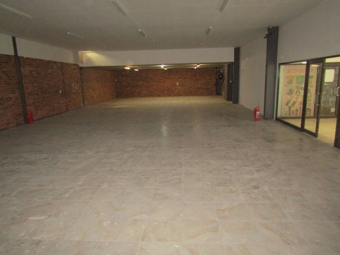 Bramley View To Rent: 400m² commercial space, ideal for various businesses.