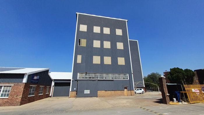 Industrial space for rent in Meyerton Park, 300m² with 20m height.