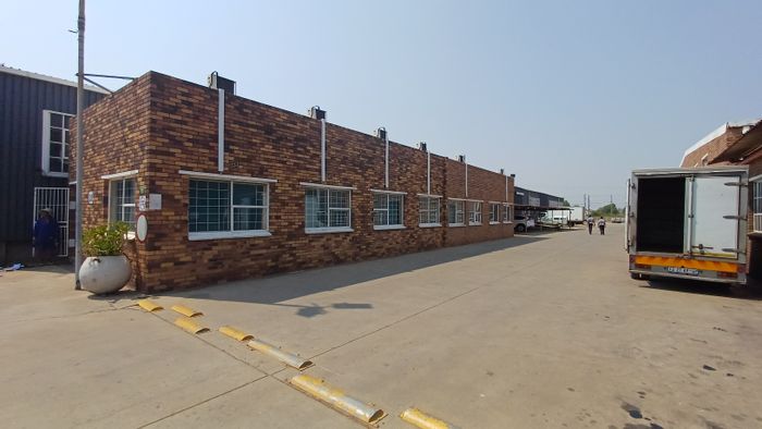 Office To Rent in Meyerton Park: 148m², air conditioning, secure parking, three-phase power.