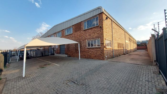 Industrial warehouse with offices and backyard space available to rent in Sunderland Ridge.