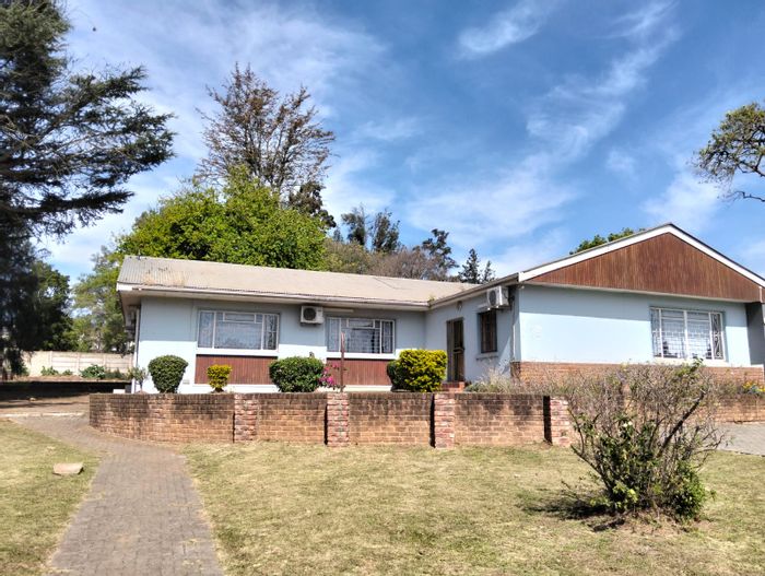 Spacious Mthatha Central apartment with office space, kitchen, and boardroom. To Rent.