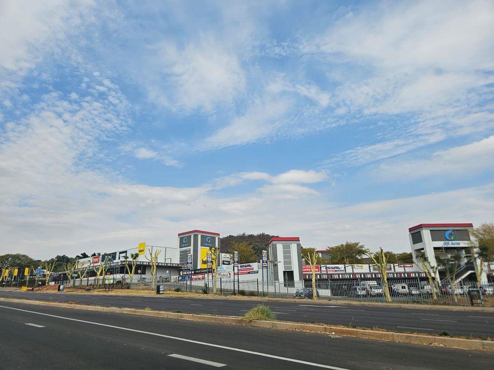 High visibility from Lynnwood - well established centre