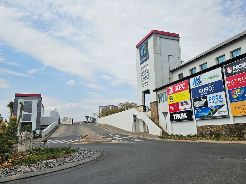 Shopping centre outside view 4