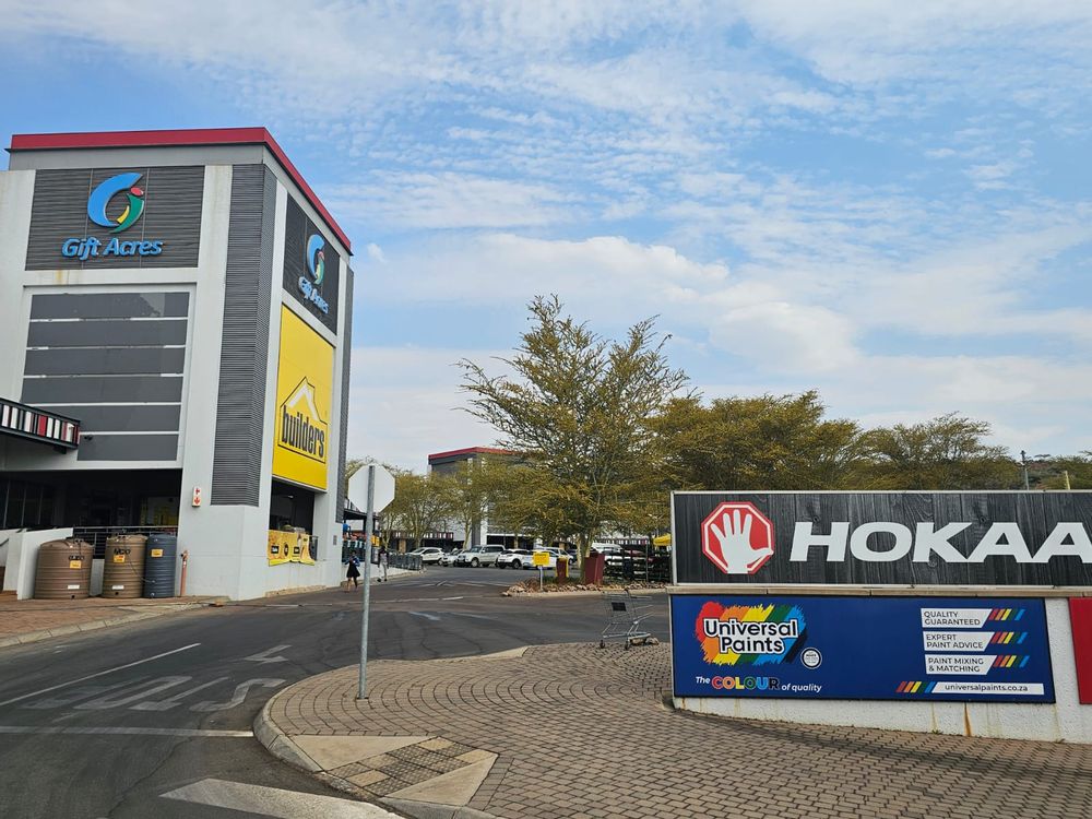 Shopping centre outside view 2