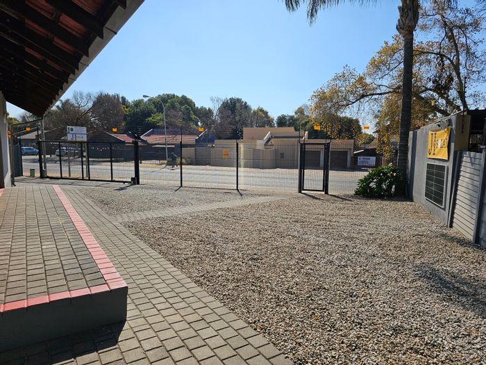 For Sale: Tenanted Office Units in Rooihuiskraal with Parking and Fibre Connectivity.