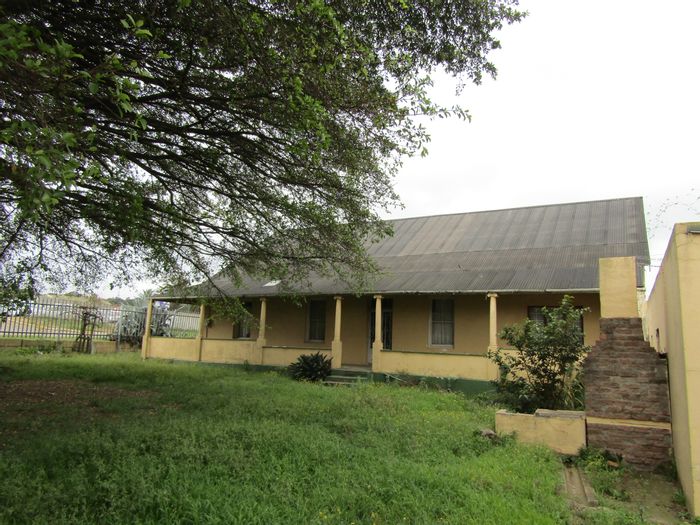 For Sale: Versatile commercial property in Humansdorp Central with 7 rooms, garden.