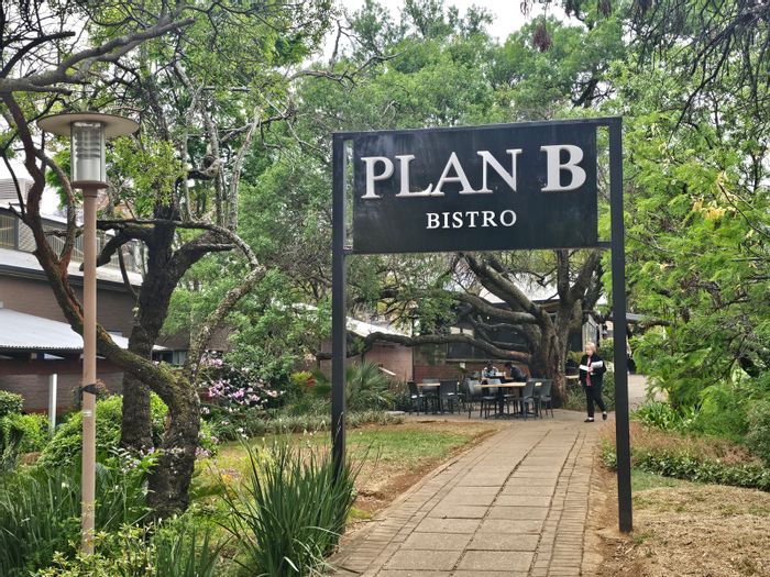 To Rent: 359 m2 Restaurant/Bar with Indoor/Outdoor Dining in Menlo Park.