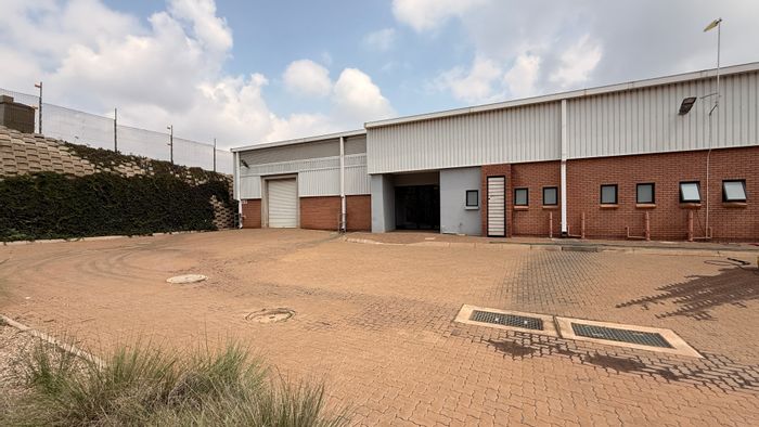 Industrial space in Olifantsfontein to rent with secure access and utilities.