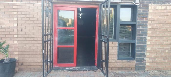 Retail space to rent in Valhalla, 62m2 with signage options available.