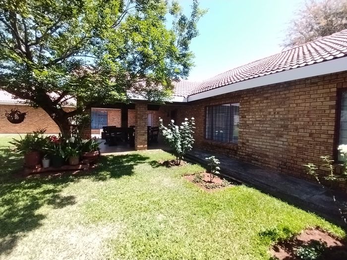 Farm for Sale in Modderfontein AH: 2 main houses, rental income, ample land.