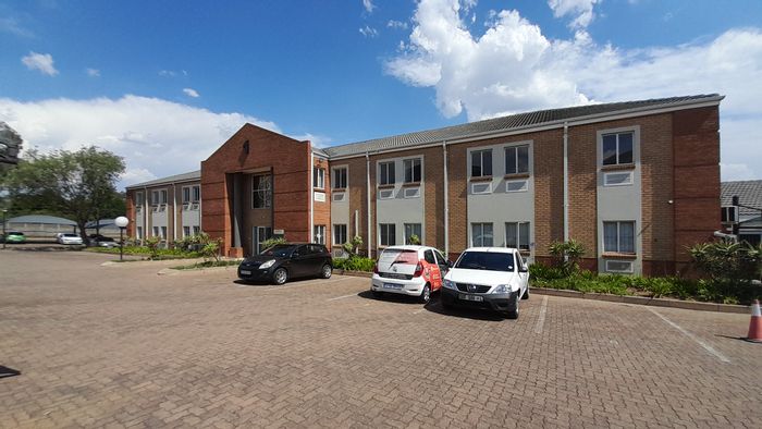 To Rent: 231m² Office in Randjespark with boardroom, air conditioning, and security.